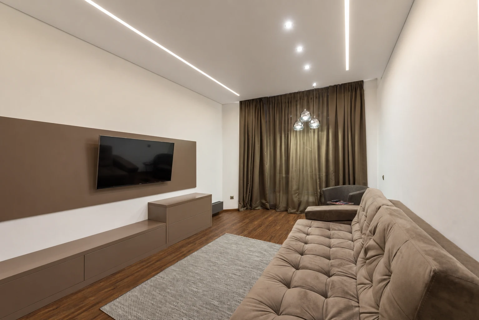 Натяжной потолок со световыми линиями в гостиной